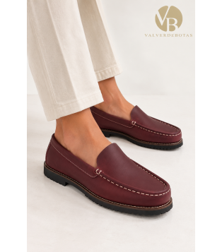 Comanche Liso. Vista zapatos en pies de hombre.